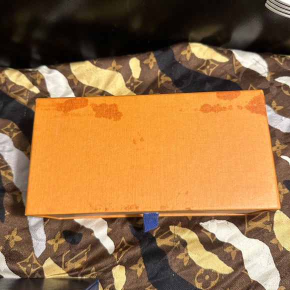 Louis Vuitton sunglasses some scratches on inner part as indicated - Picture 16 of 16